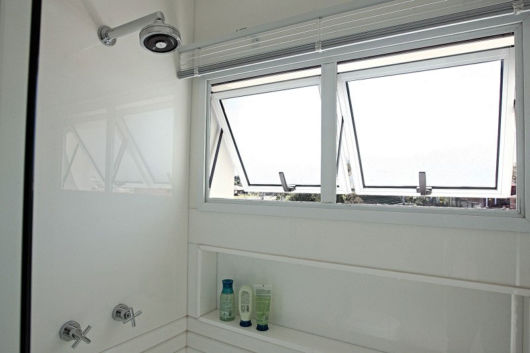 Basculante tradicional com esquadria branca