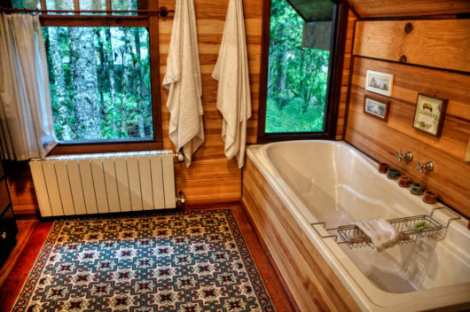 Aposte na madeira para banheiros clássicos