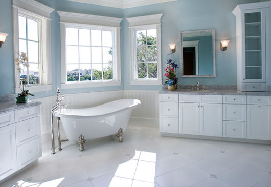 banheiro com três janelas