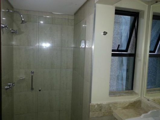 janela para banheiro basculante com esquadria preta