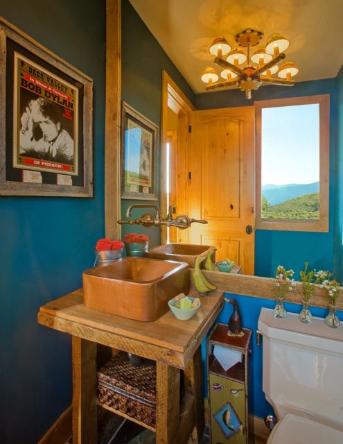 Banheiro lindo com janela de madeira