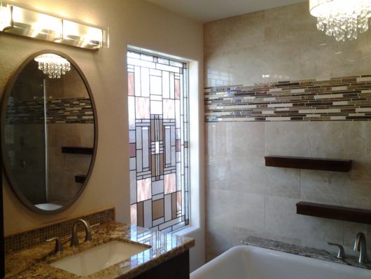 Que tal um banheiro com janela estilo vitrô?