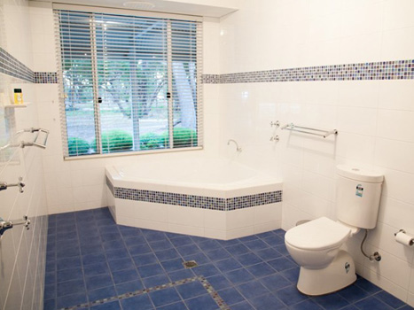 Banheiro chique com esquadrias de alumínio