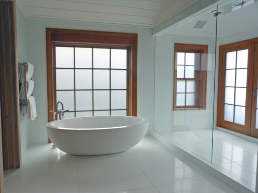 Tipo de janela com grade para iluminar bem o ambiente