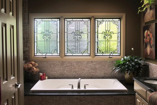 Ideia linda para decorar o banheiro com janelas de vidro