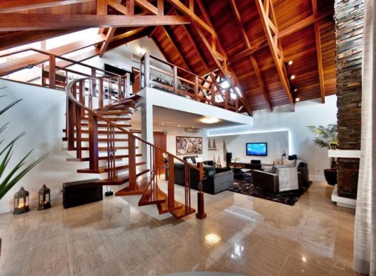 Mezanino de madeira decoração com mesa de jantar