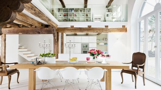 Mezanino de madeira decoração com estante