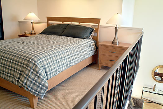 Mezanino para quarto com cama listrada