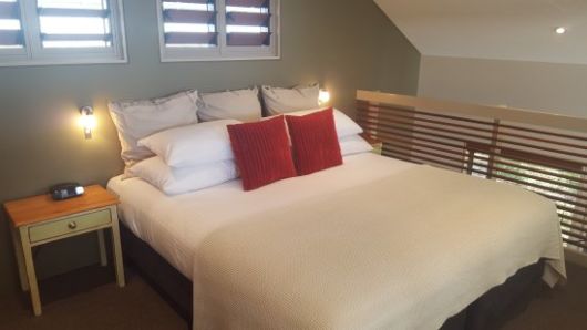 Mezanino para quarto com cama branca