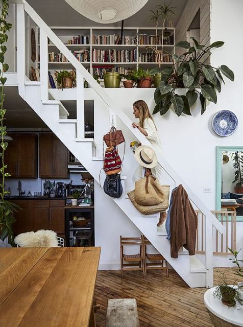 Mezanino para sala com livros e planta