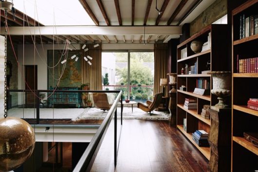 Mezanino para sala com móveis de madeira