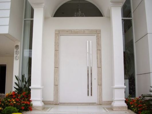 porta branca para fachada