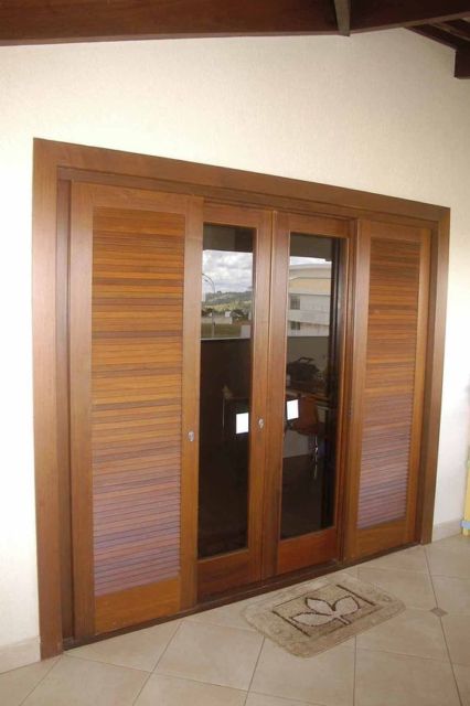 porta de madeira veneziana