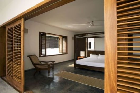 quarto com porta e janelas de madeira