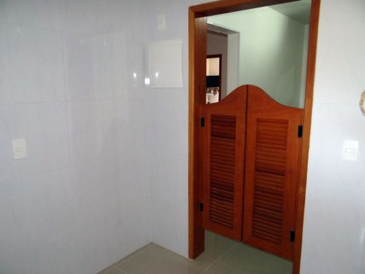 porta saloon de madeira