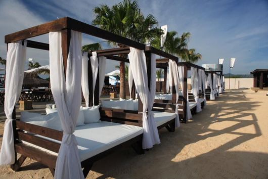 Pergolado: Com cortina branca