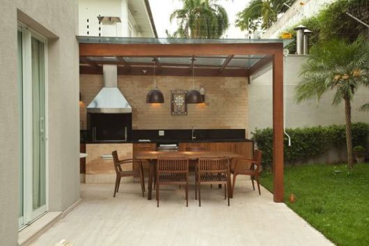 Pergolado: Com churrasqueira