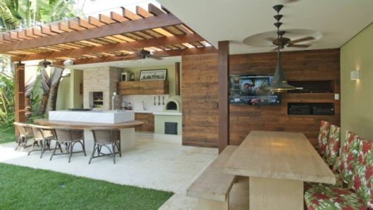 Pergolado: Com churrasqueira
