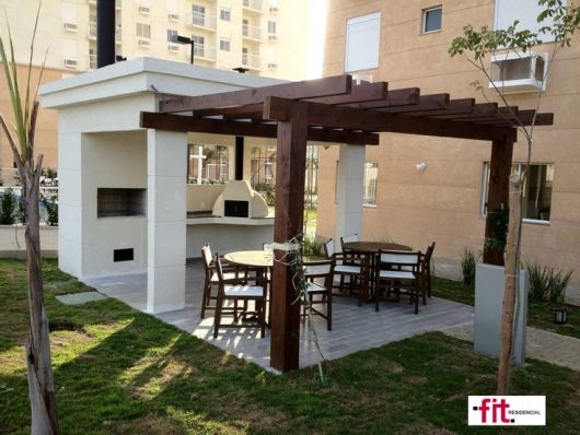 Pergolado: Com churrasqueira