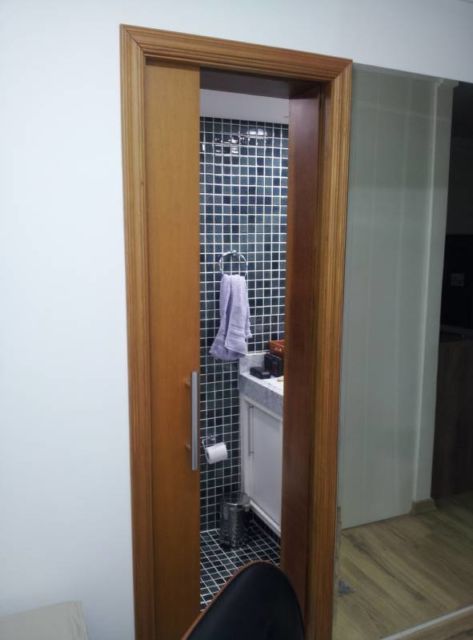 Porta de correr de madeira: Para banheiro