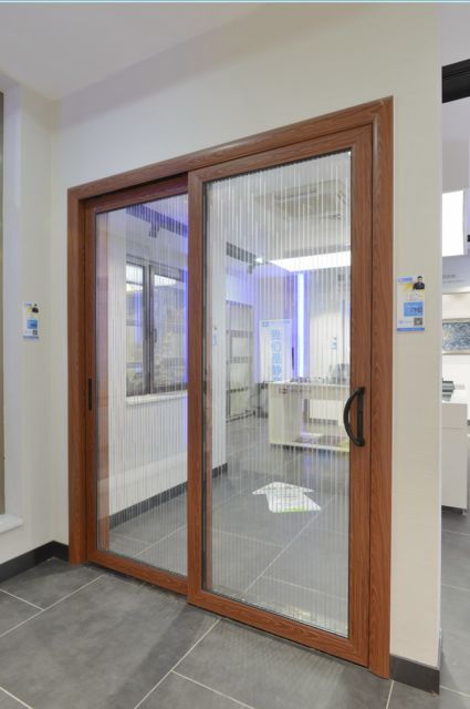 Porta de correr de madeira: Com vidro