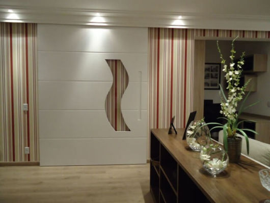 Porta de correr de madeira: Para Sala com vazado