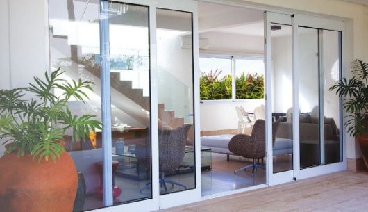 Deixe sua sala mais sofisticada com portas de correr