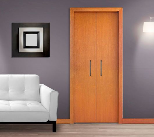 As portas sanfonadas de madeira são muito práticas para o quarto