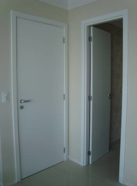 As portas brancas são clássicas para ambientes internos