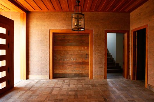 O batente valoriza o acabamento da porta de madeira