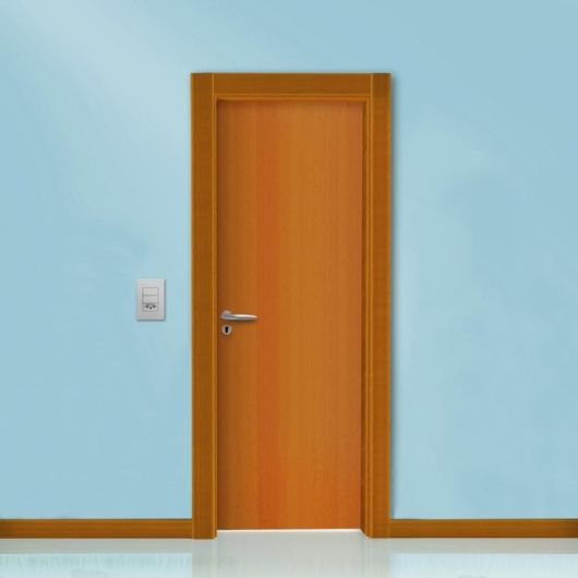 Aposte em batentes simples para portas de madeira