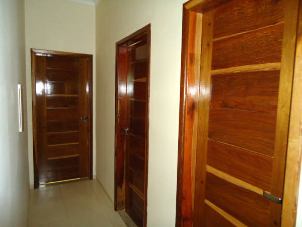 As portas de madeira podem ser envernizadas