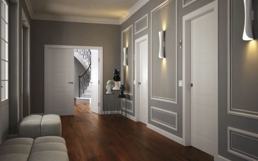 Visão da utilização de porta de madeira para quarto na decoração