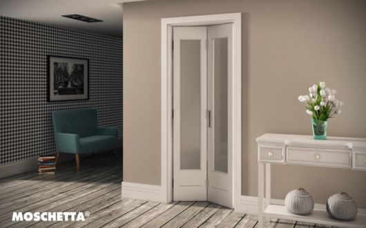 Há também portas sanfonadas com madeira, bem como vidro