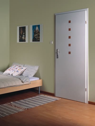 Quarto com porta de madeira branca moderna