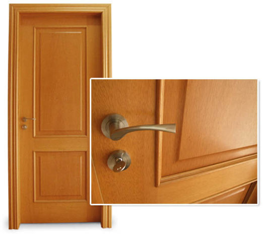 Não há como errar optando por uma porta de madeira para quarto