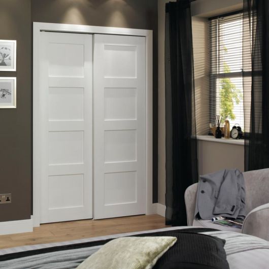 Geralmente as portas vêm em madeira crua e você pinta de branco