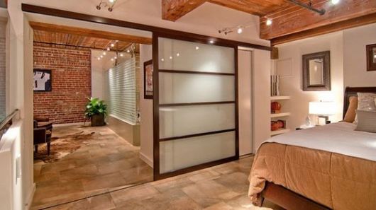 Quarto moderno incrível com porta de correr de madeira e vidro