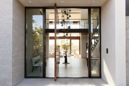 Porta de vidro: Pivotante