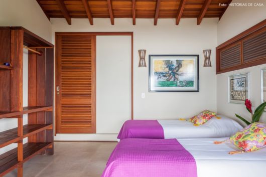 quarto com porta e janelas em madeira