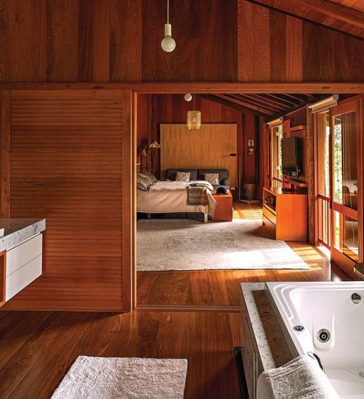 quarto com piso de madeira