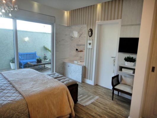 quarto bege e branco