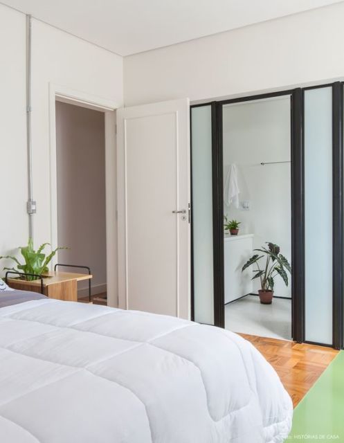 quarto com porta branca