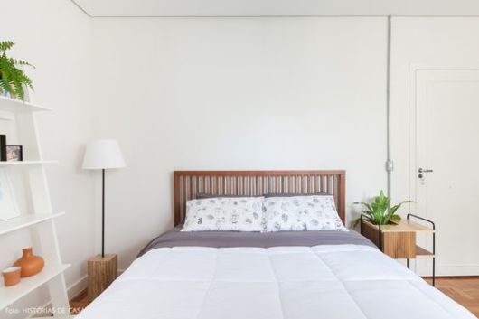 quarto de casal com porta branca