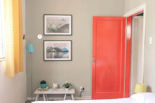 quarto com porta colorida