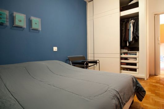 quarto simples com porta sanfonada