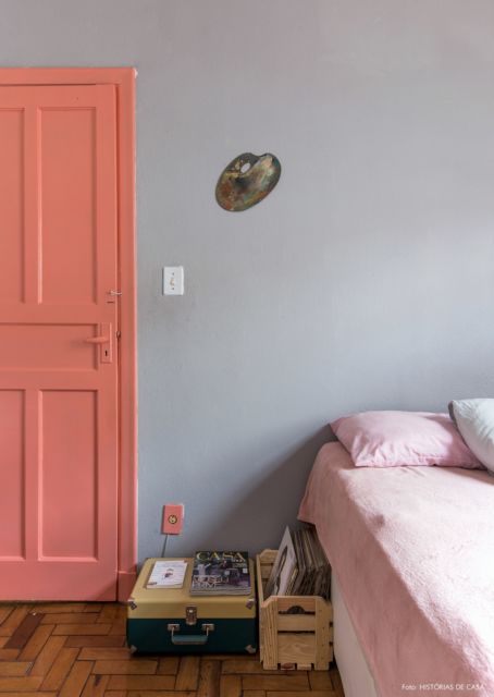 quarto com parede cinza