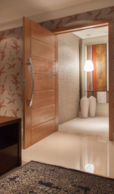 Porta para sala: De madeira clara