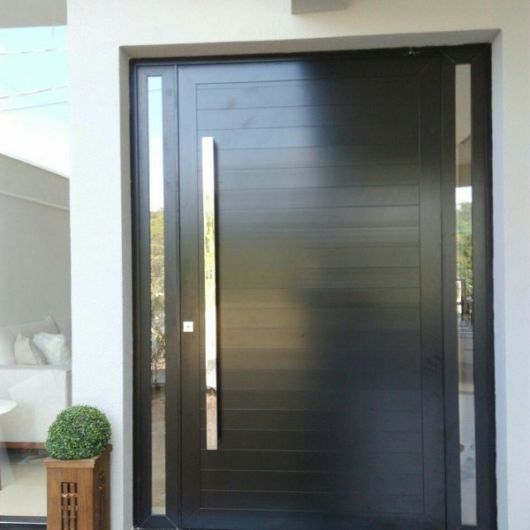 Porta para sala: De alumínio preta