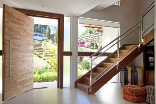 Porta para sala: Grande de madeira